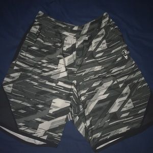 Men’s L Under Armour Shorts